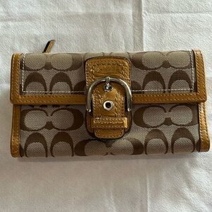 Coach signature wallet tri fold tan/brown leather. Prw-owned.